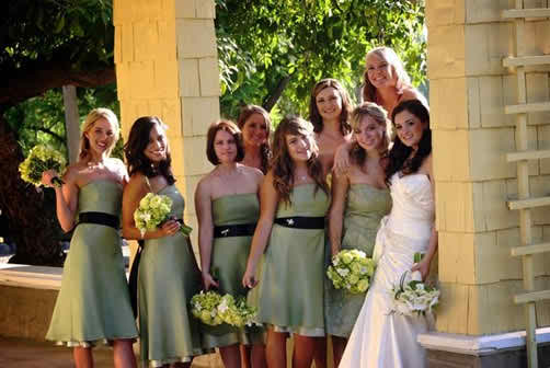 New wedding trend - taking funny pictures with your bridesmaids